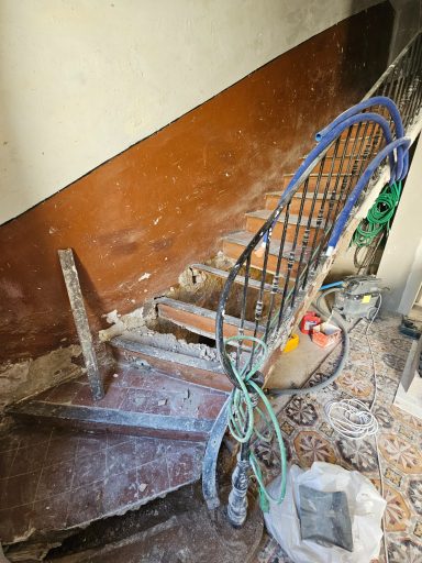 Dépose partielle d'un escalier ancien avec tomettes rouges